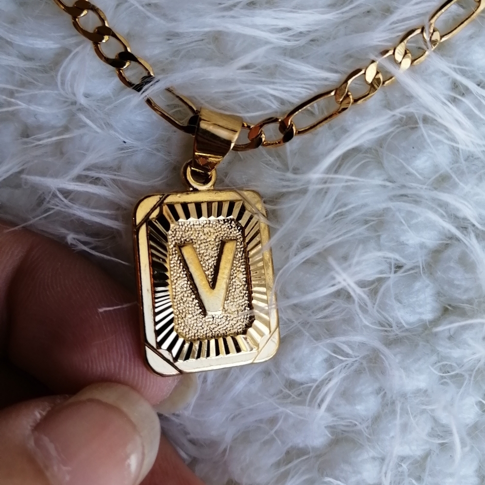 LETTER V 18K YELLOW GOLD FILLED UNISEX NECKLACE AN